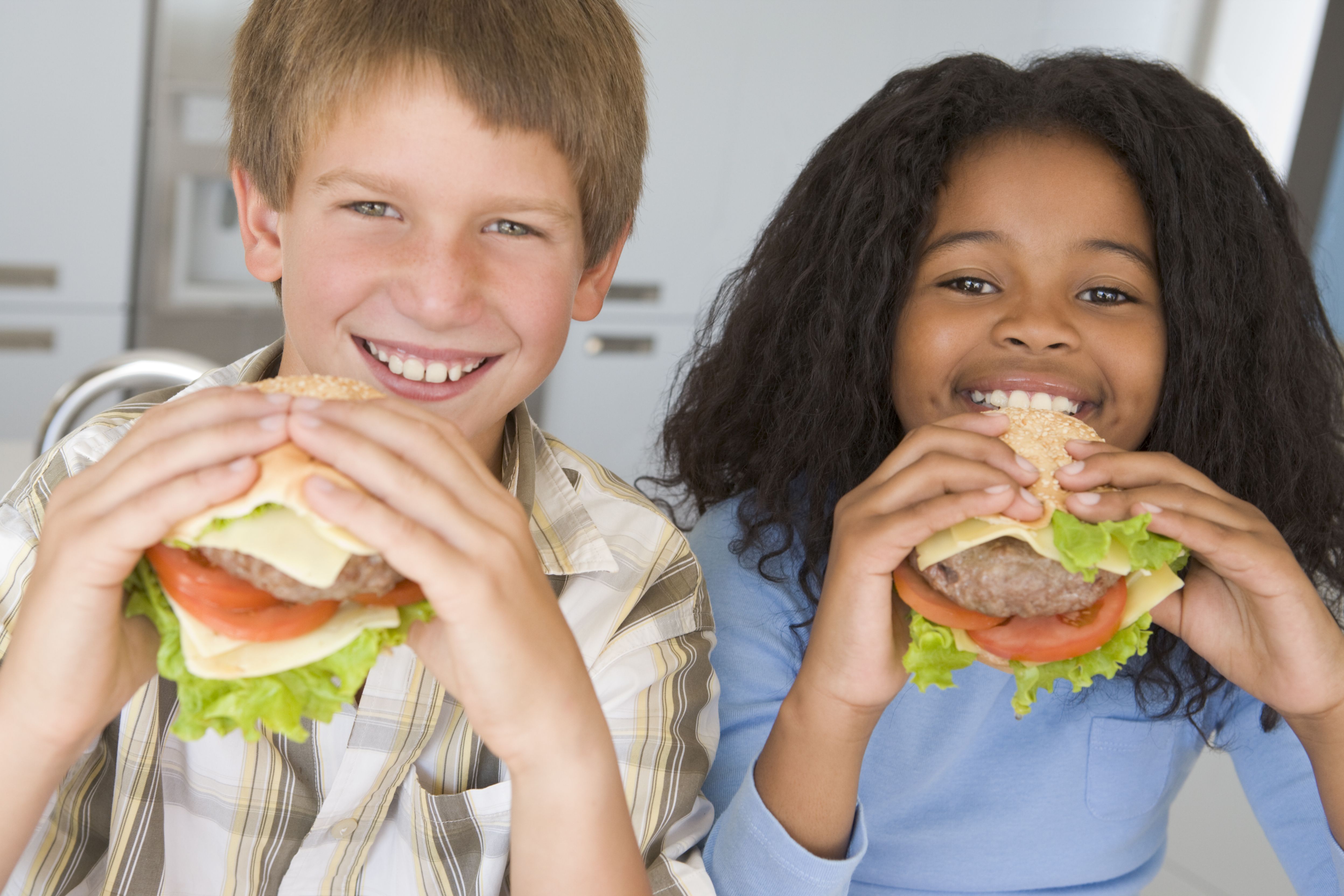 Børn spiser sund burger